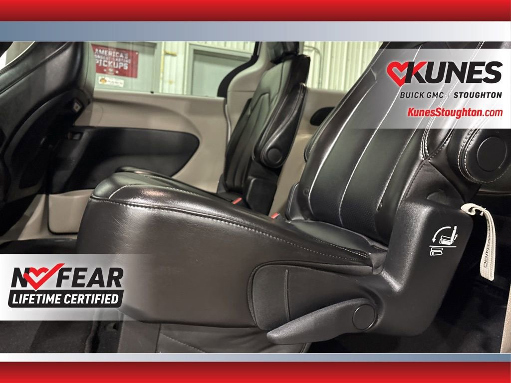 Used 2024 Chrysler Pacifica Touring-L FWD image 19