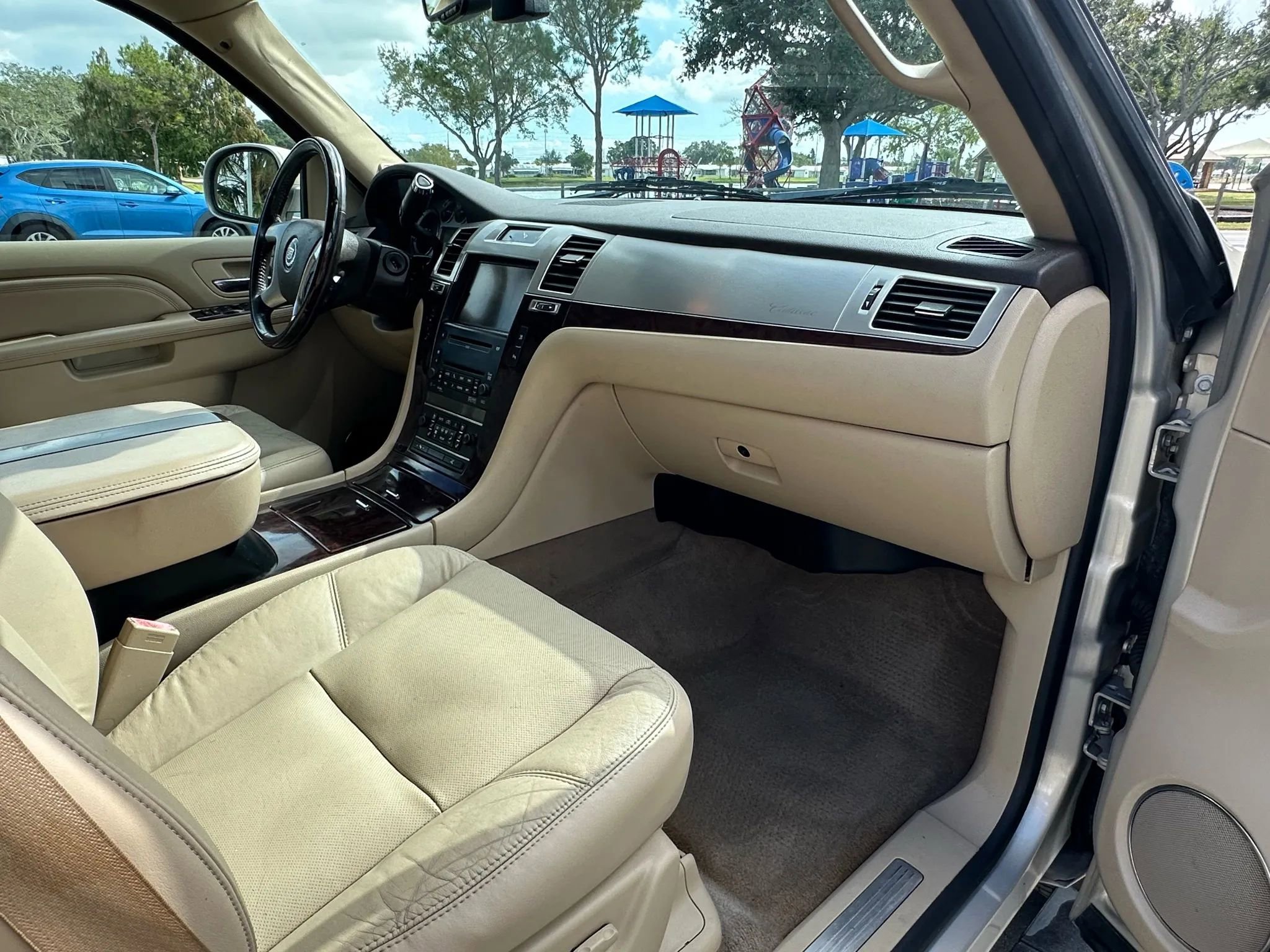 Used 2010 Cadillac Escalade Premium image 20
