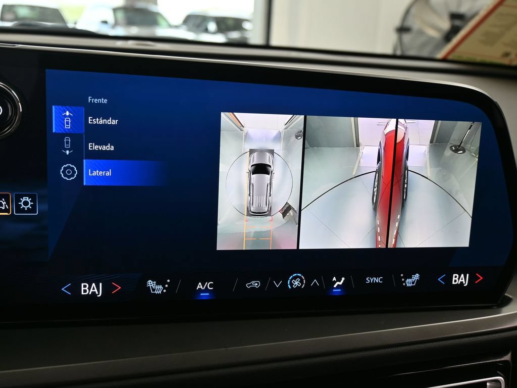 Used 2024 Chevrolet Traverse LT FWD image 23