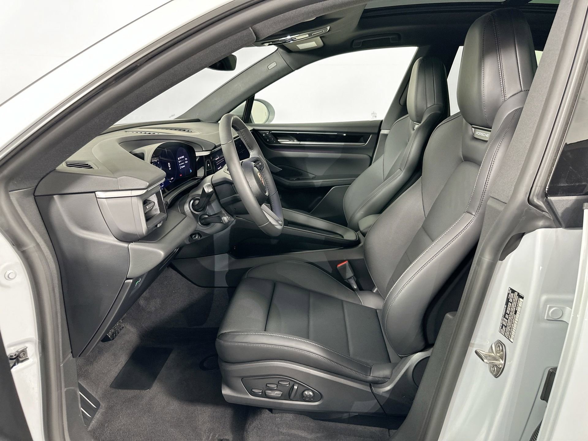Certified 2025 Porsche Macan 4 Electric image 5