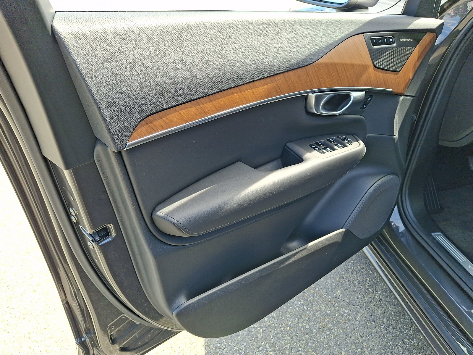 Certified 2024 Volvo XC90 B6 Plus AWD/4WD image 13