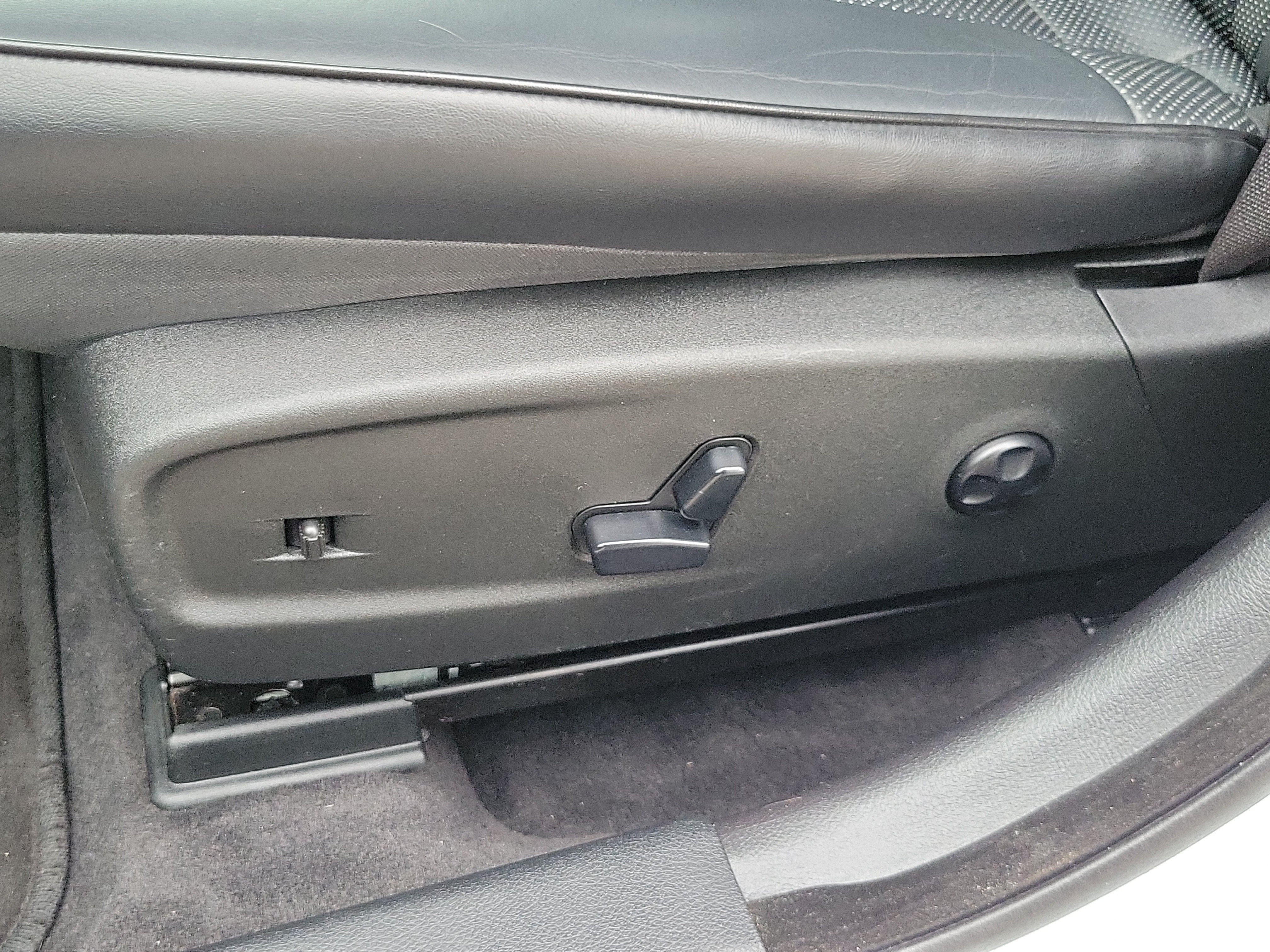 Used 2014 Chrysler 300 C RWD image 8