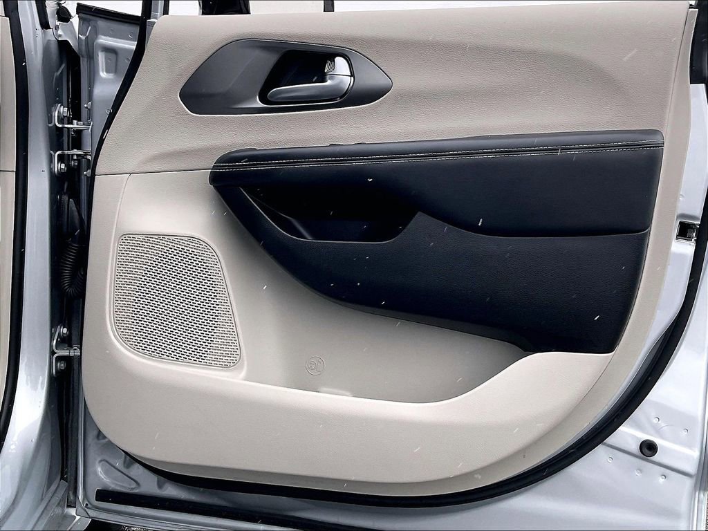 Used 2024 Chrysler Pacifica Touring-L image 11