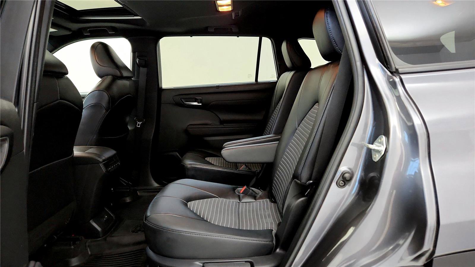Used 2023 Toyota Highlander XSE AWD/4WD image 37
