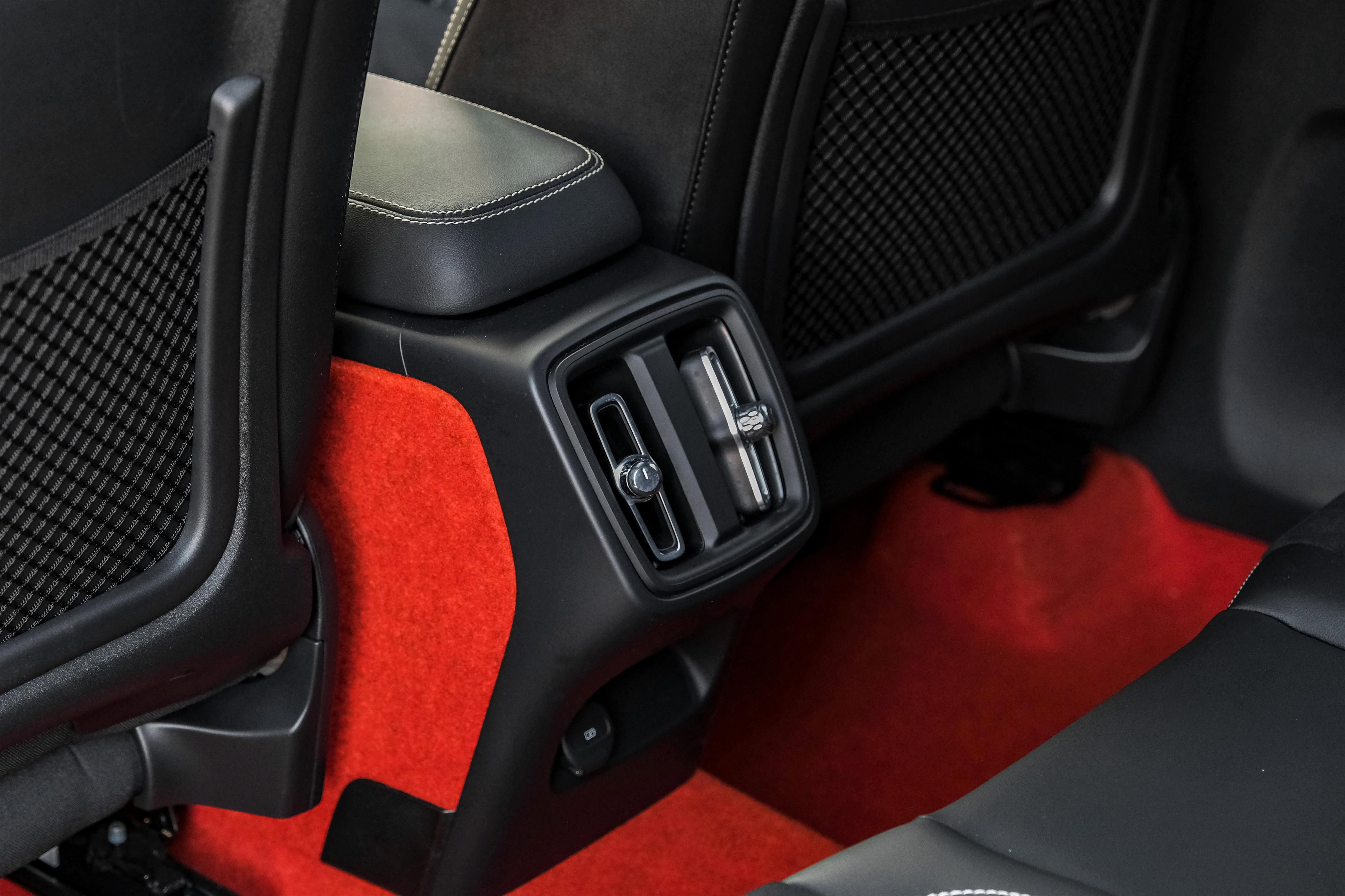 Used 2021 Volvo XC40 T4 R-Design image 40