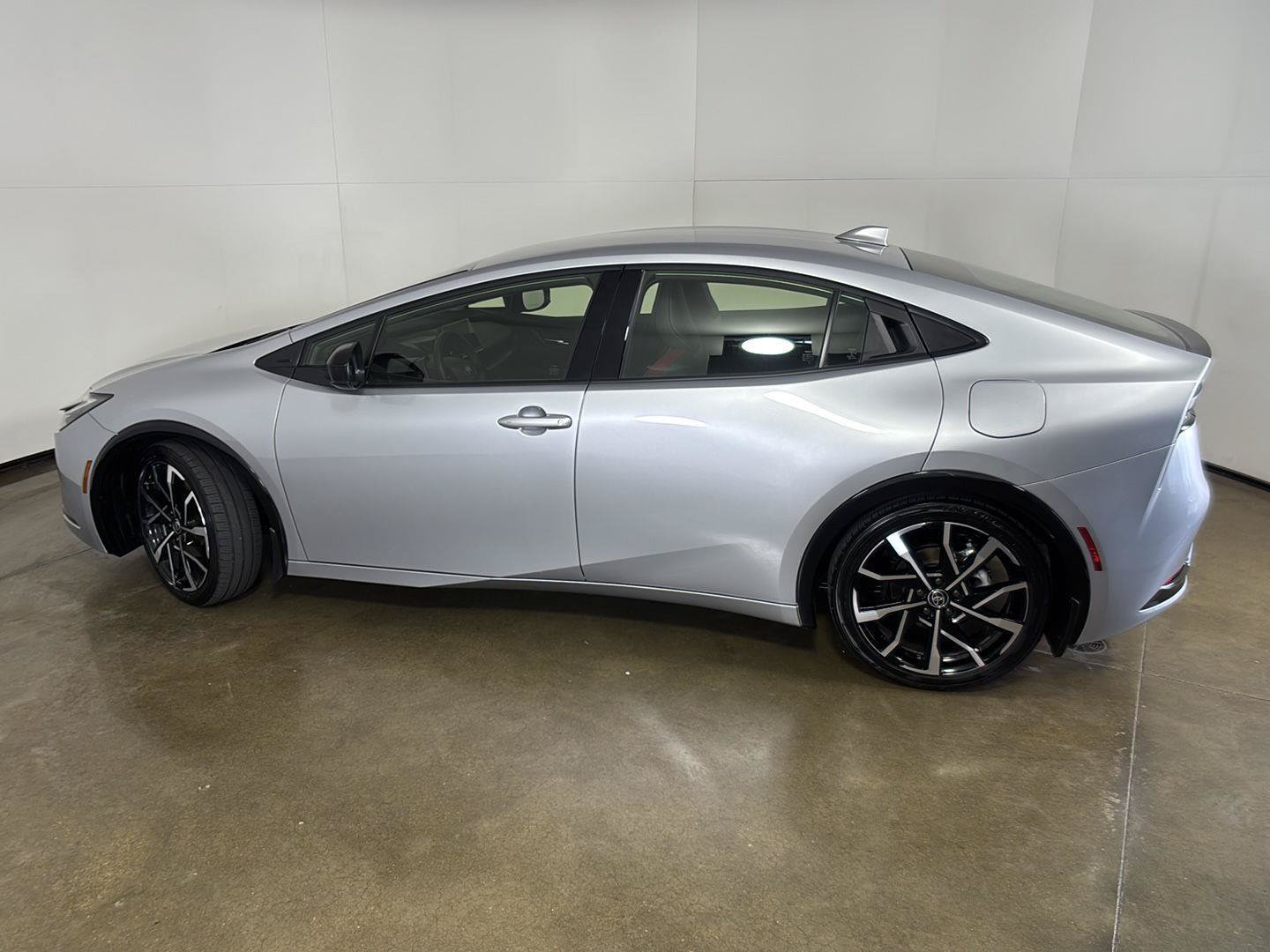 Used 2025 Toyota Prius Plug-In Hybrid FWD image 14