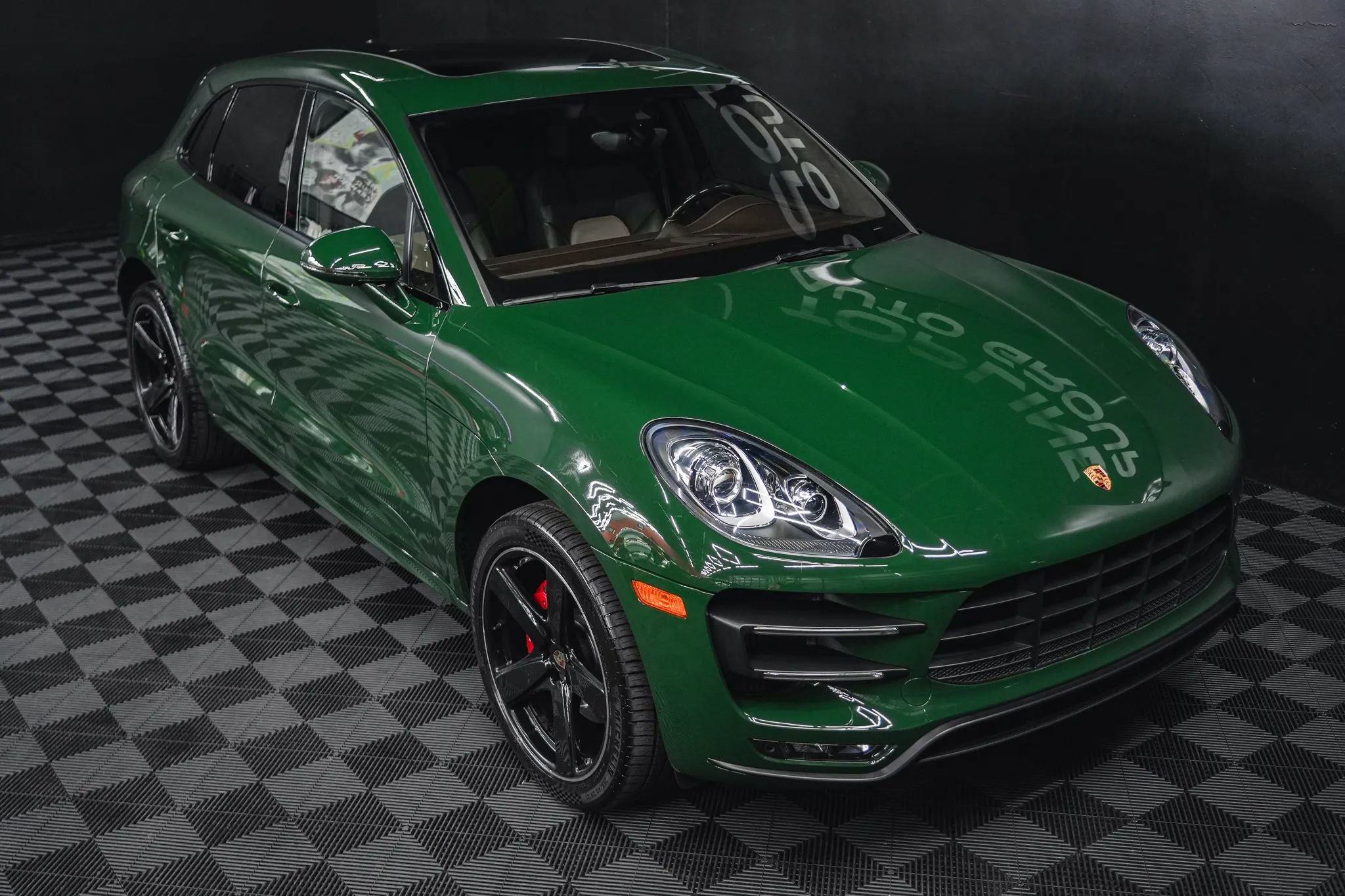 Used 2018 Porsche Macan Turbo AWD/4WD image 18