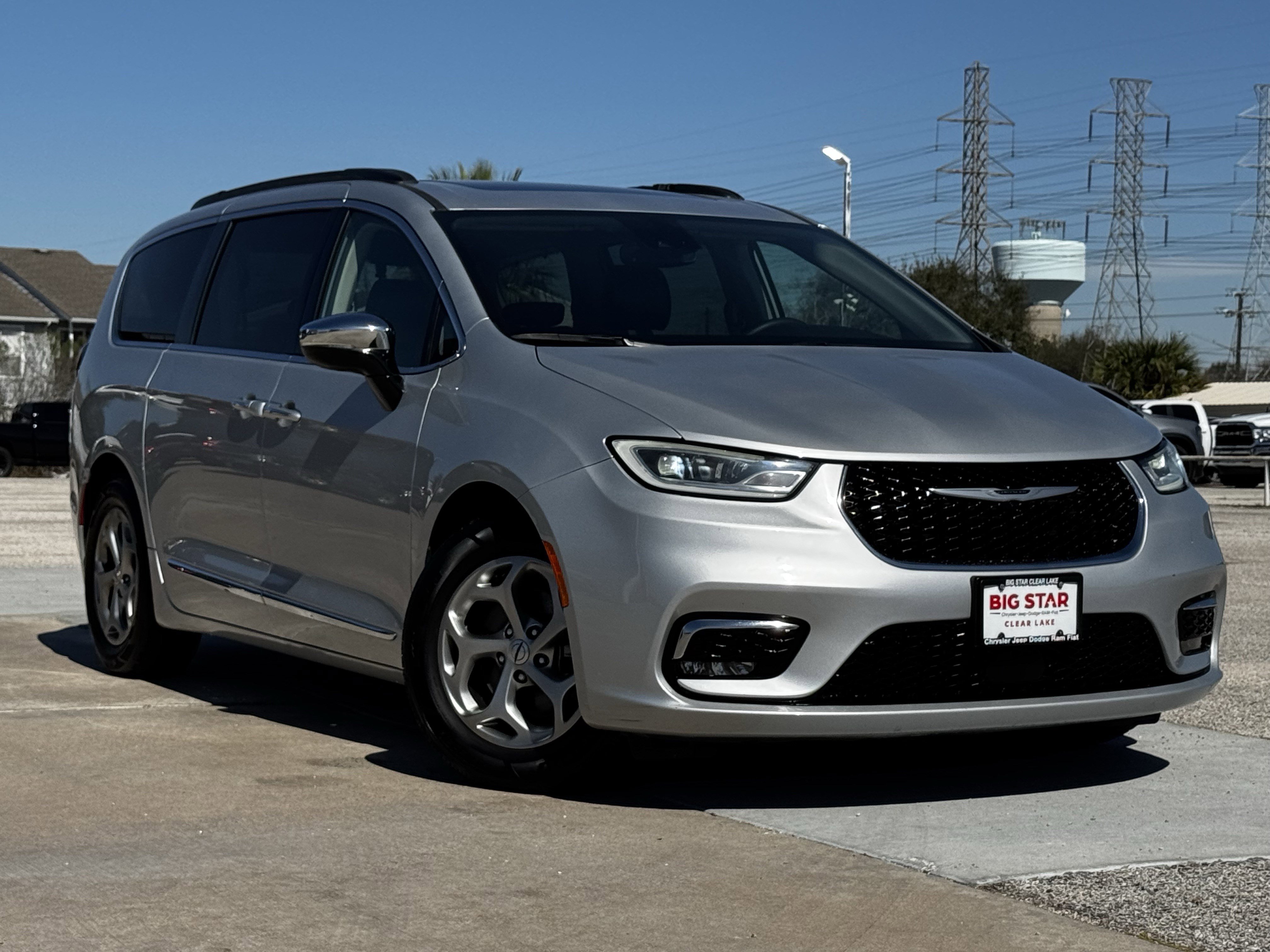 Used 2023 Chrysler Pacifica Limited image 2