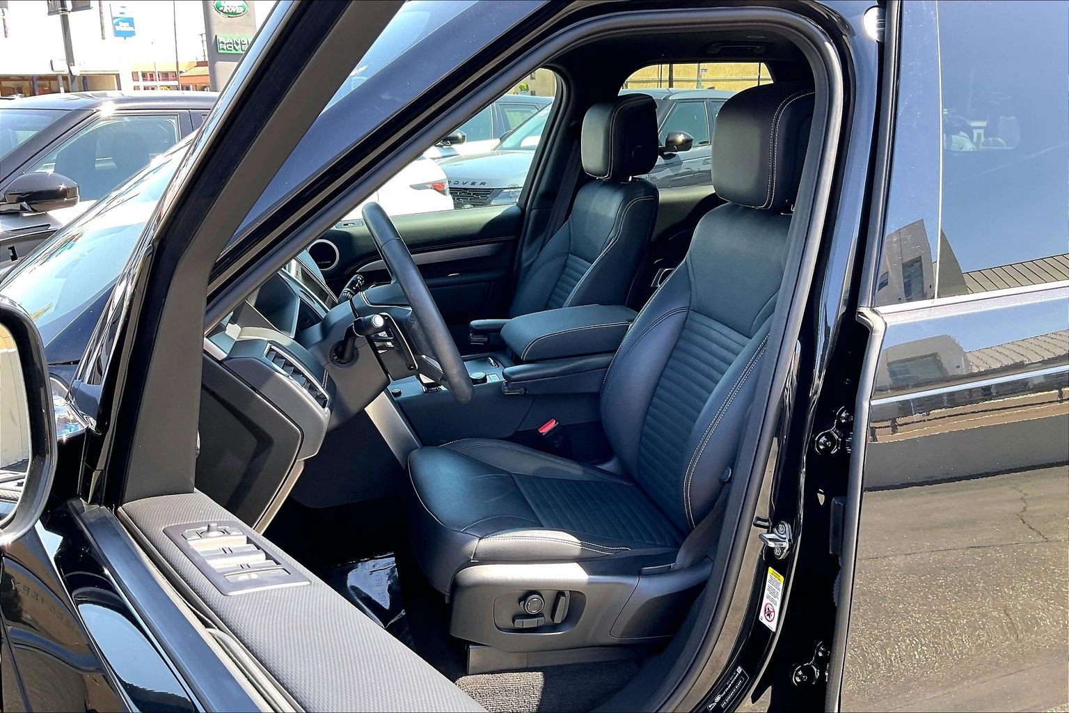 Used 2024 Land Rover Discovery Dynamic SE AWD/4WD image 8