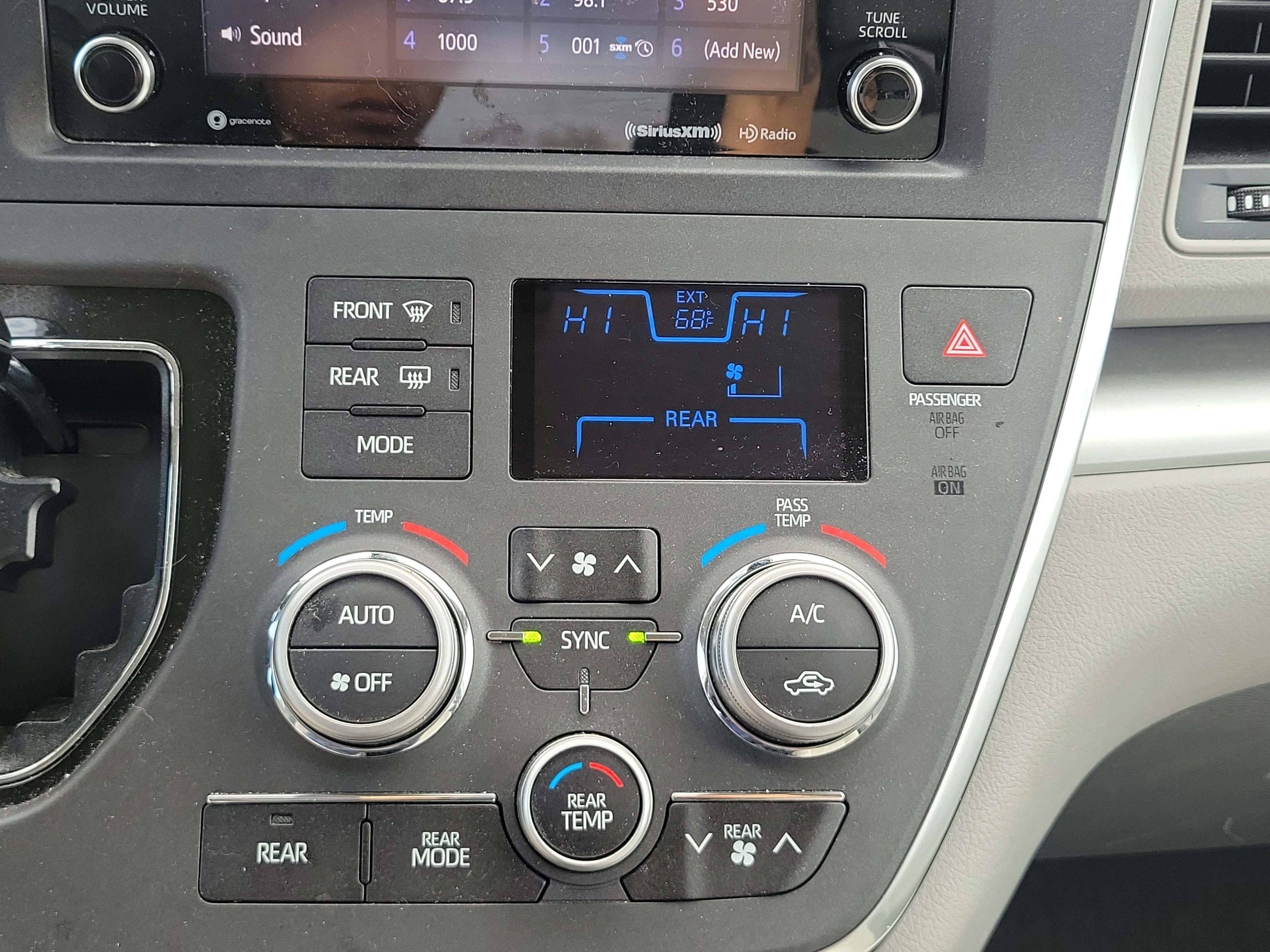 Used 2019 Toyota Sienna LE w/ Carpet Mat Package image 31