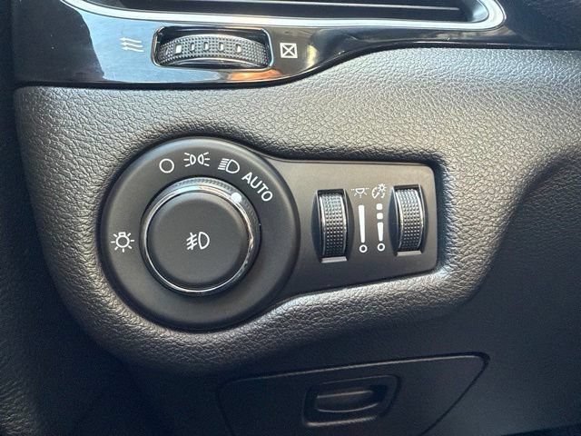 Certified 2021 Jeep Cherokee Latitude Plus AWD/4WD image 12