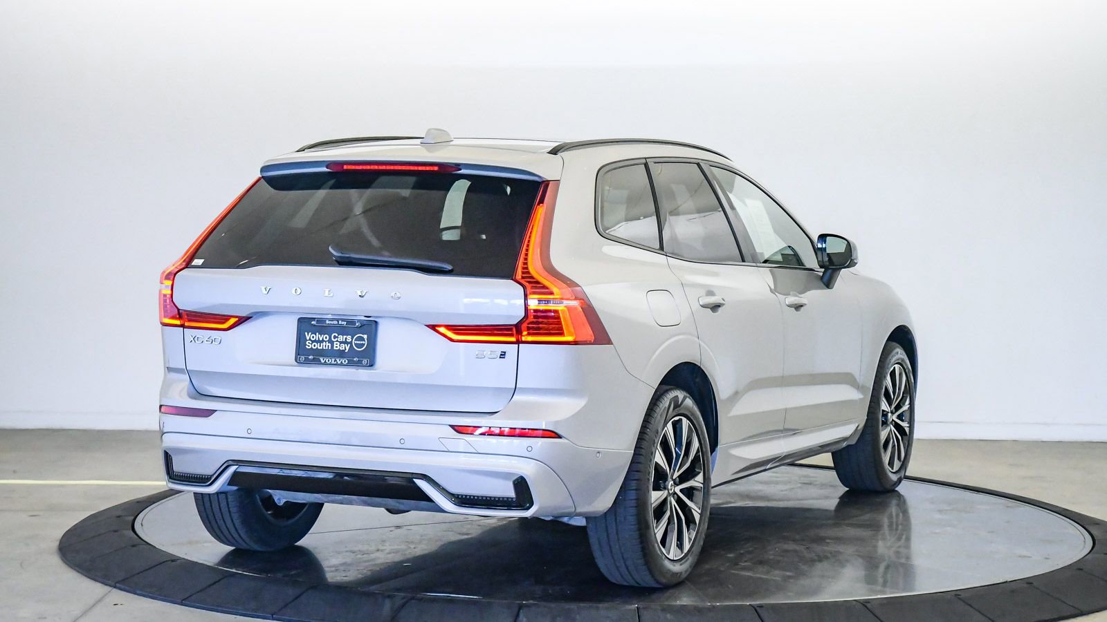 Certified 2025 Volvo XC60 B5 Plus image 5