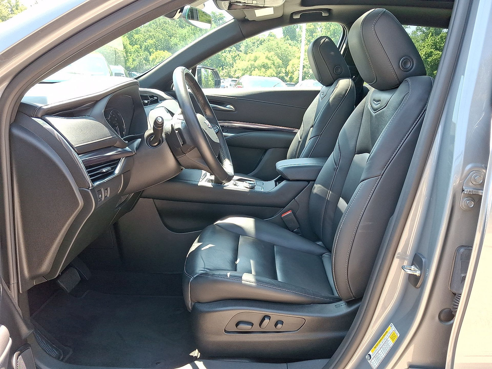 Used 2023 Cadillac XT4 Luxury w/ LPO, Onyx Lite Package AWD/4WD image 11