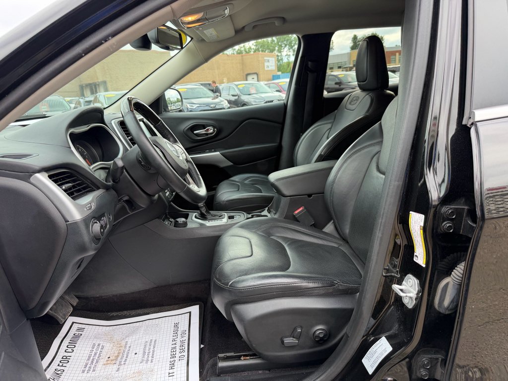 Used 2017 Jeep Cherokee Overland AWD/4WD image 7