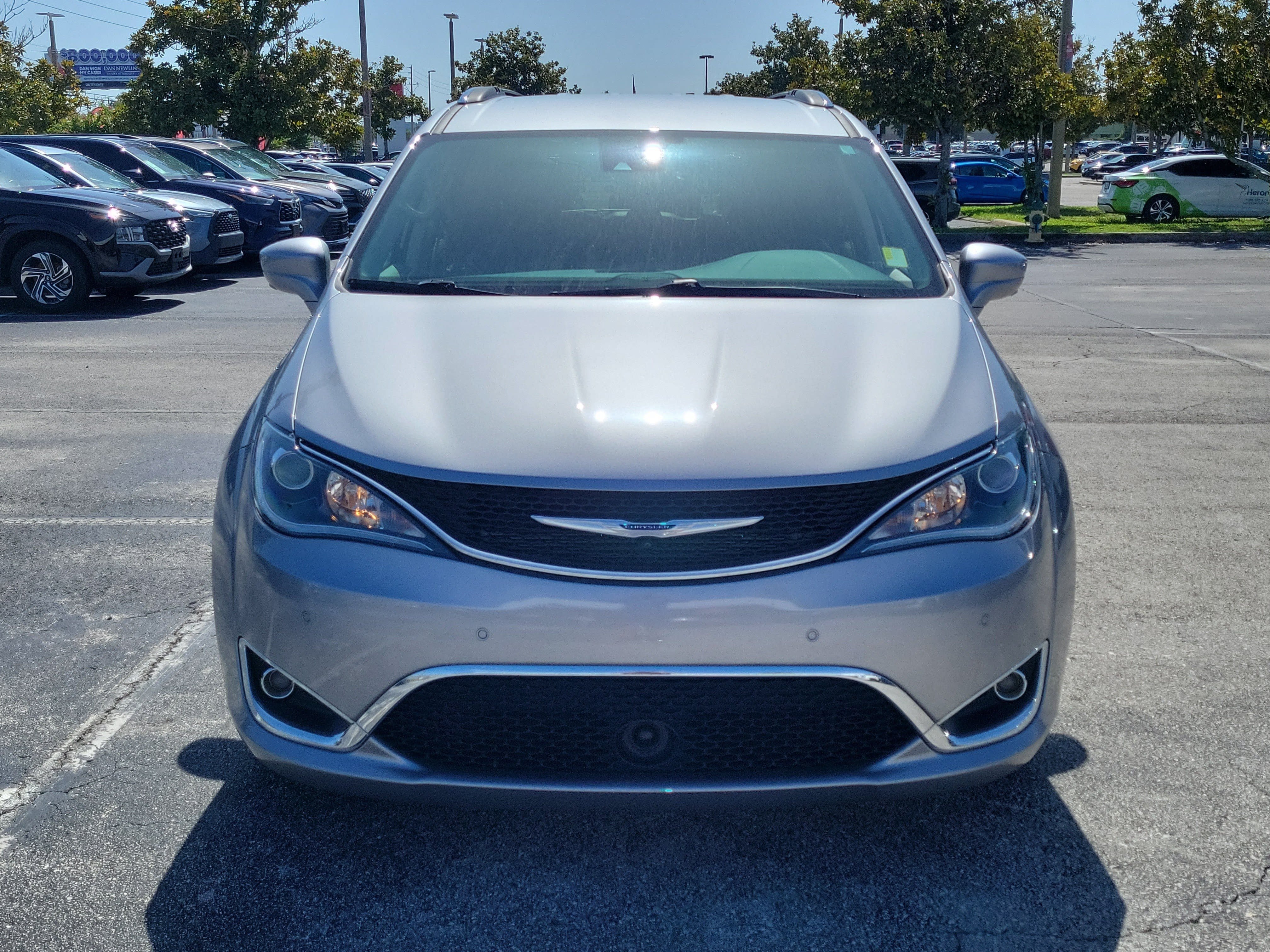 Used 2020 Chrysler Pacifica Touring-L Plus w/ Advanced Safetytec Group FWD image 2