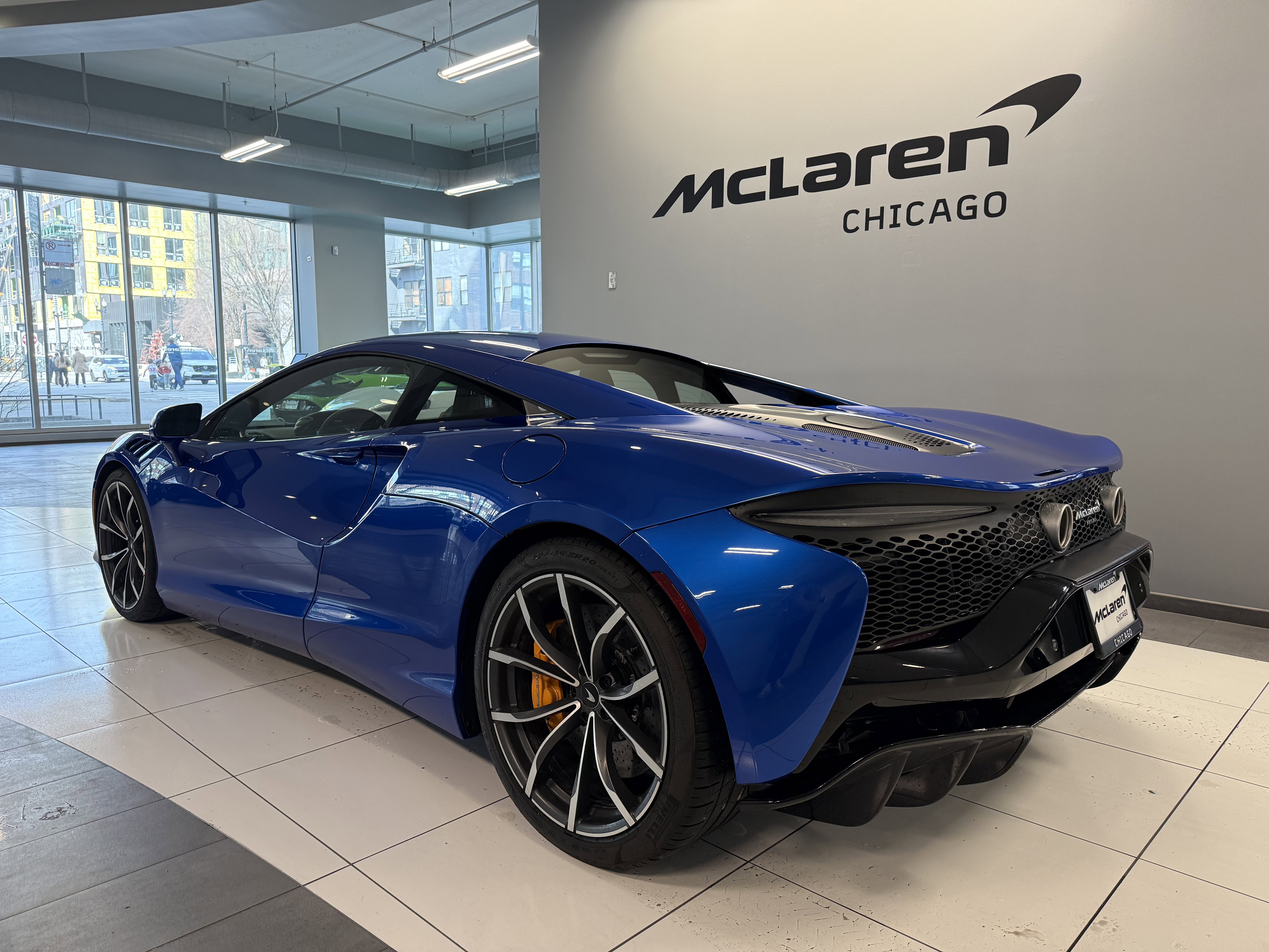 Used 2024 McLaren Artura image 2