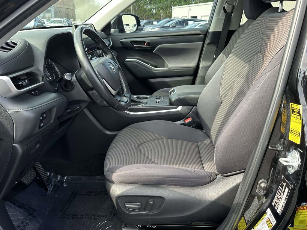 Used 2023 Toyota Highlander LE image 4
