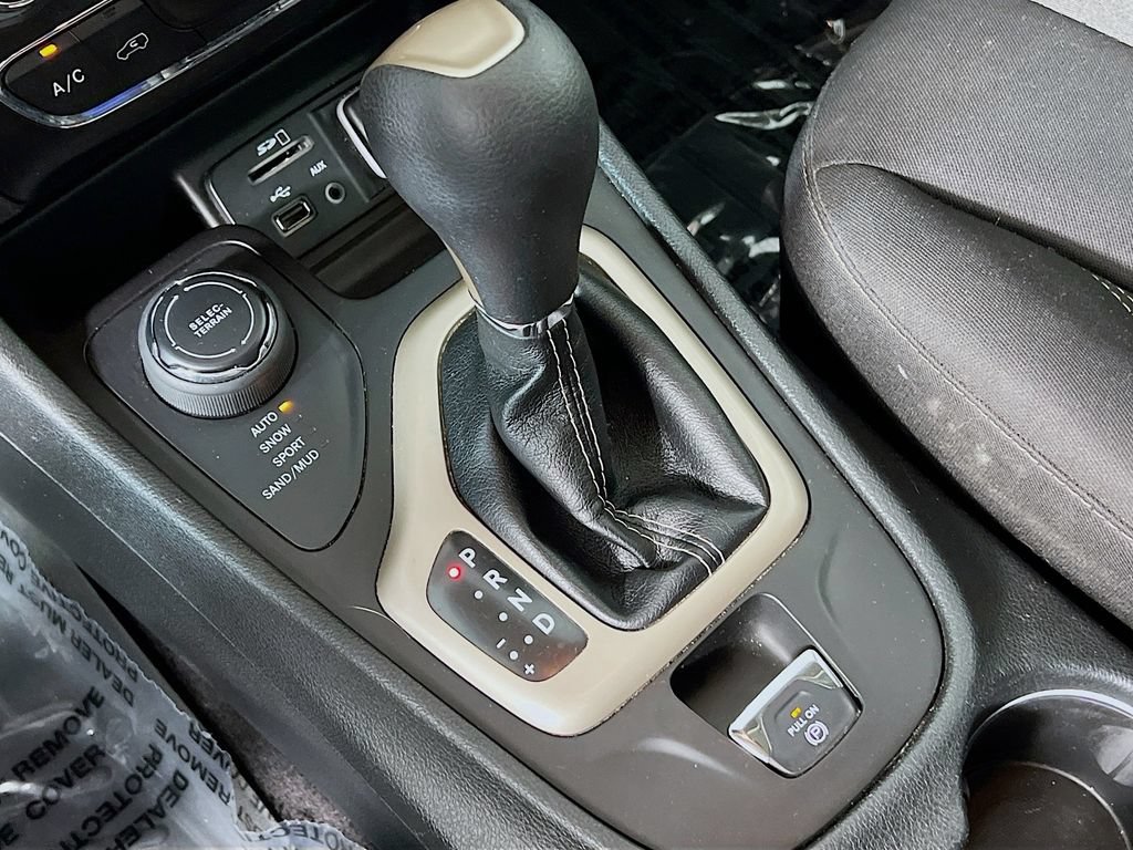 Used 2018 Jeep Cherokee Latitude w/ Cold Weather Group AWD/4WD image 16