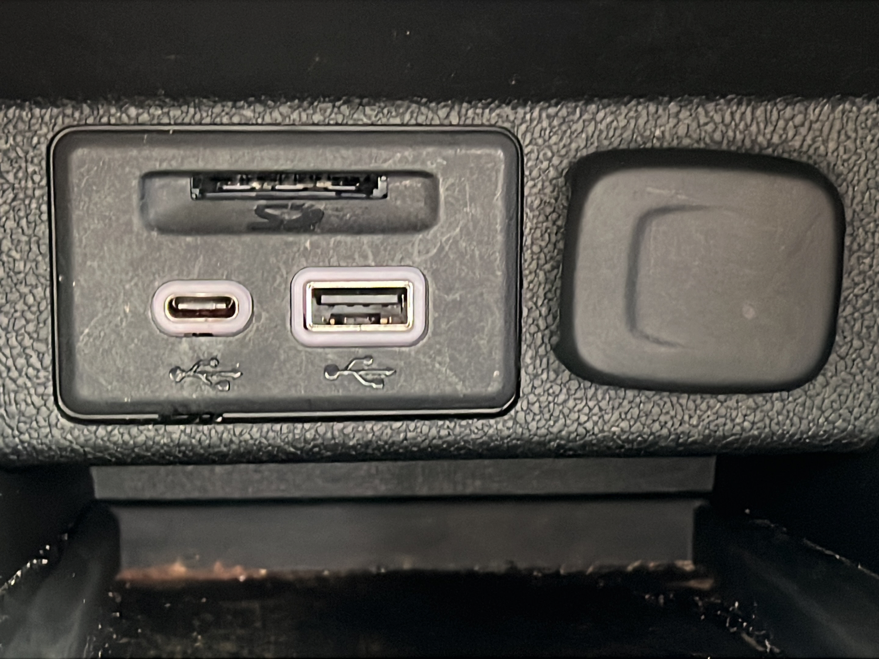 Used 2022 Chevrolet Bolt EUV LT w/ Convenience Package FWD image 17