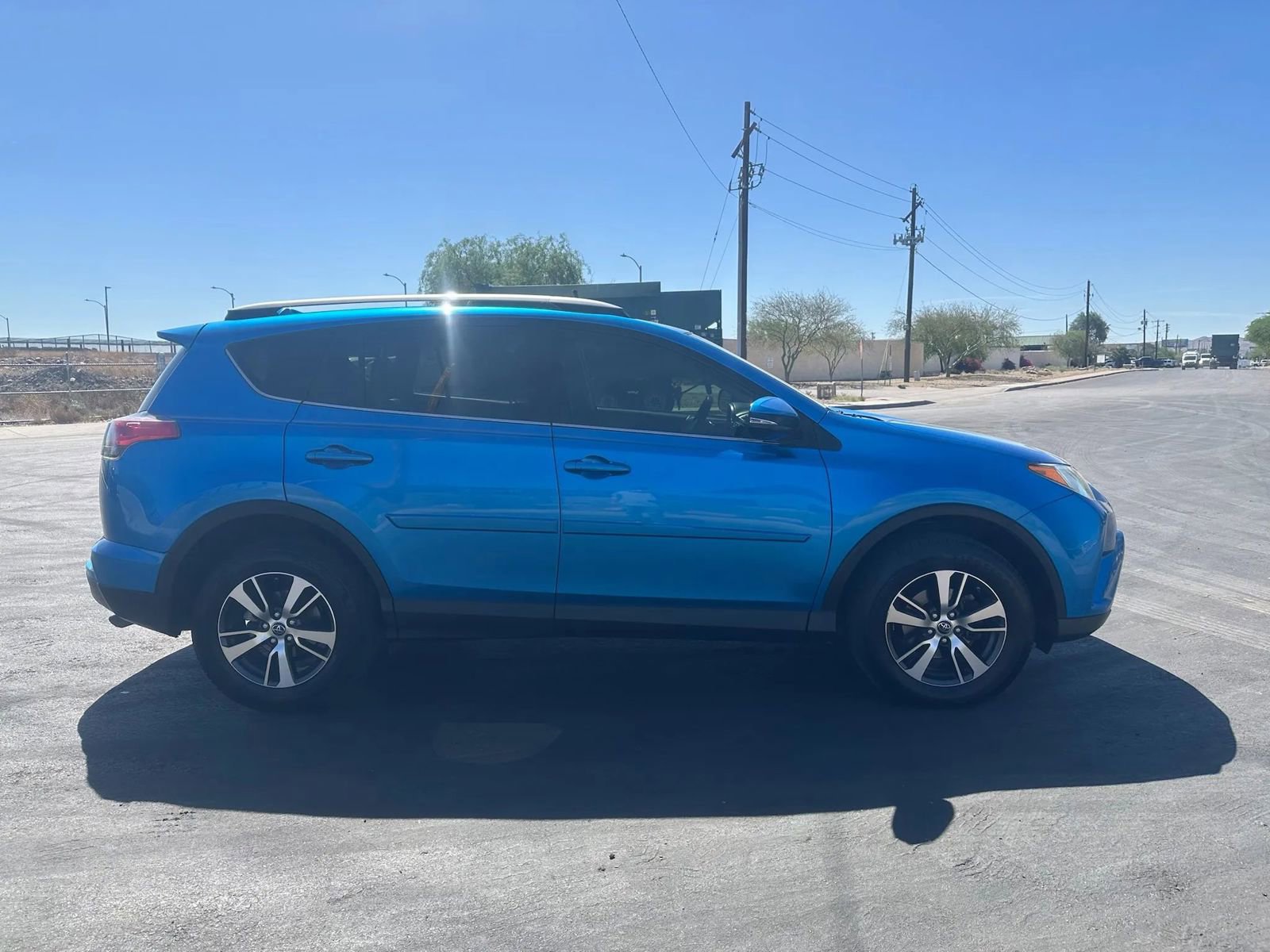 Used 2017 Toyota RAV4 XLE AWD/4WD image 4