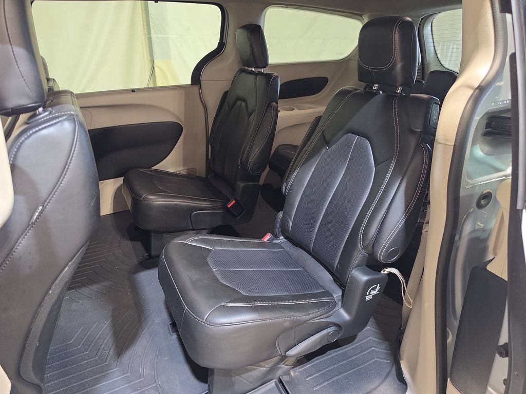 Used 2023 Chrysler Pacifica Touring-L FWD image 23