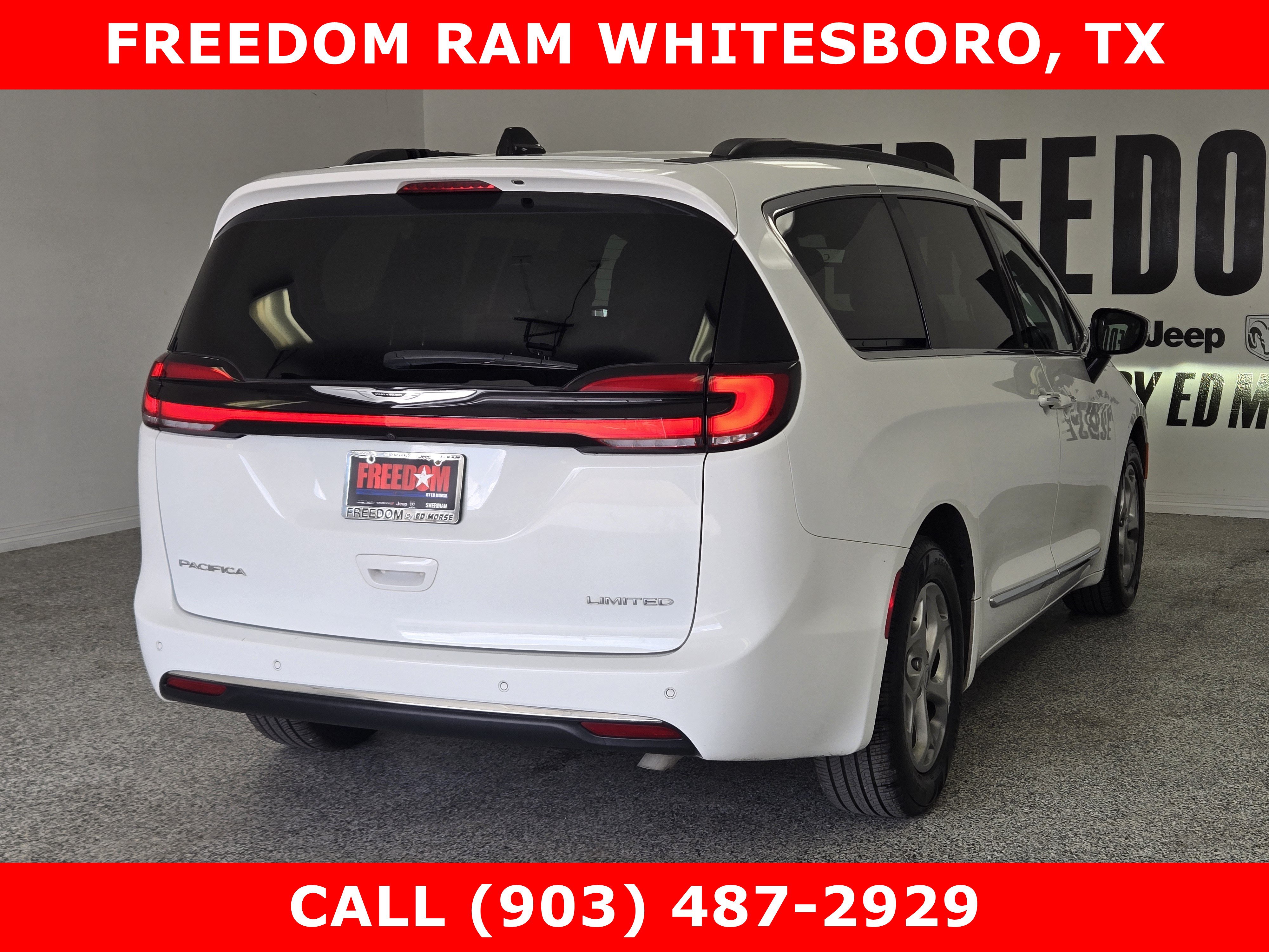 Used 2023 Chrysler Pacifica Limited FWD image 3