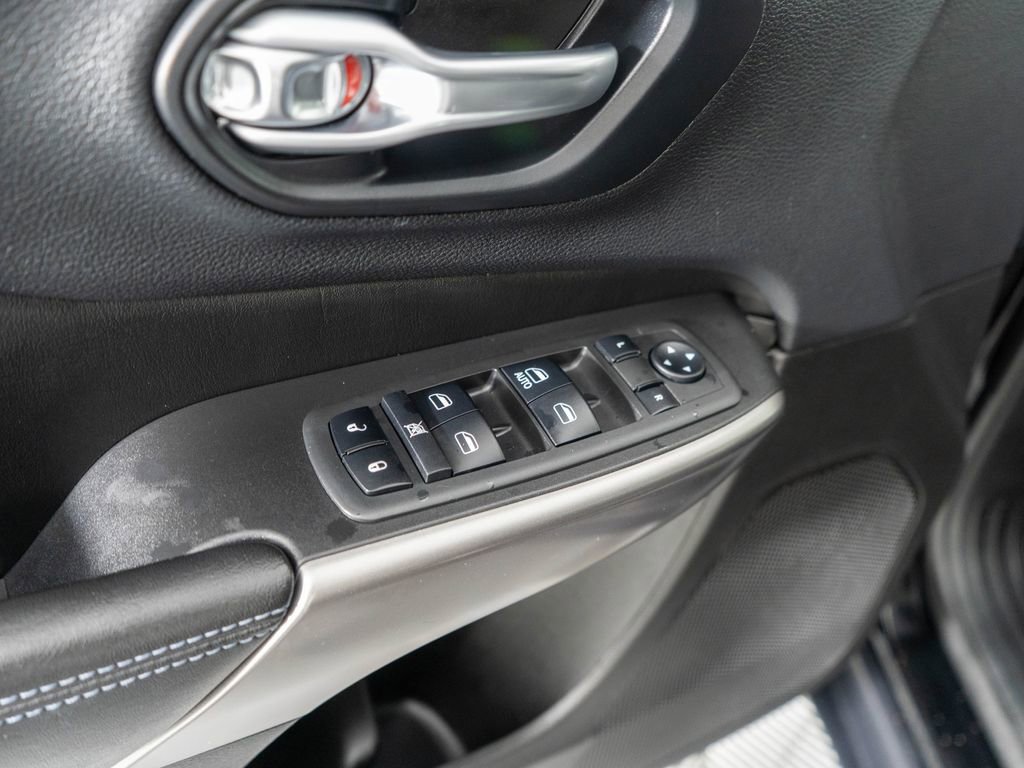 Used 2019 Jeep Cherokee Latitude w/ Popular Appearance Group image 22