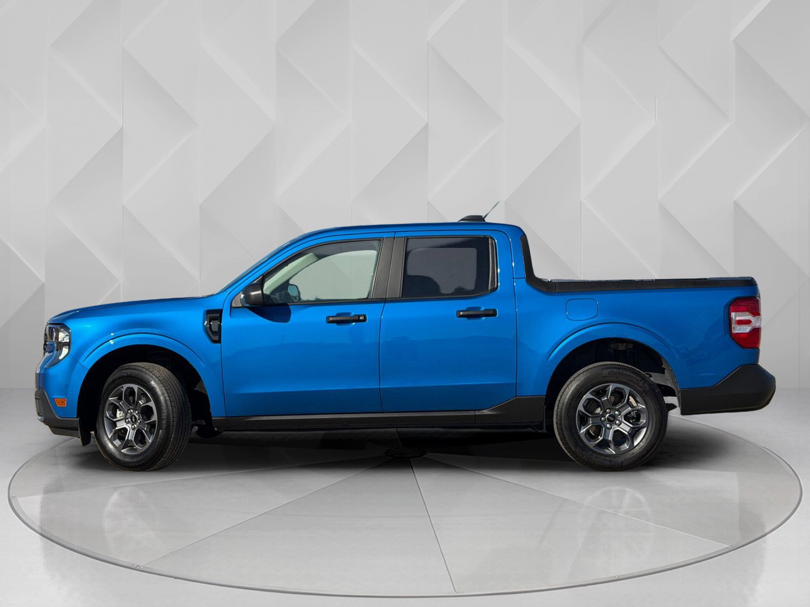 Used 2025 Ford Maverick XLT w/ Equipment Group 302A AWD/4WD image 2