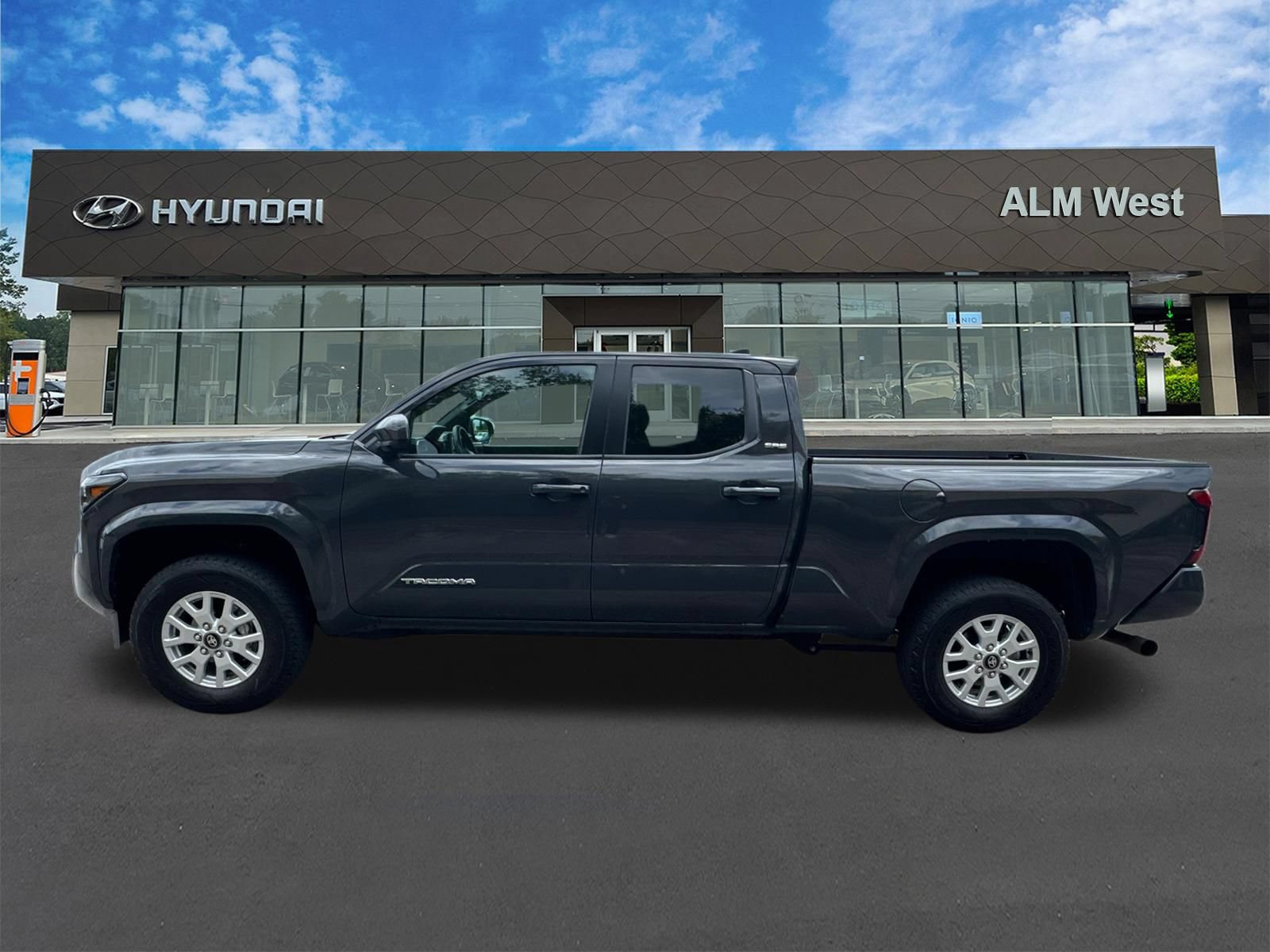 Used 2024 Toyota Tacoma SR5 AWD/4WD image 8