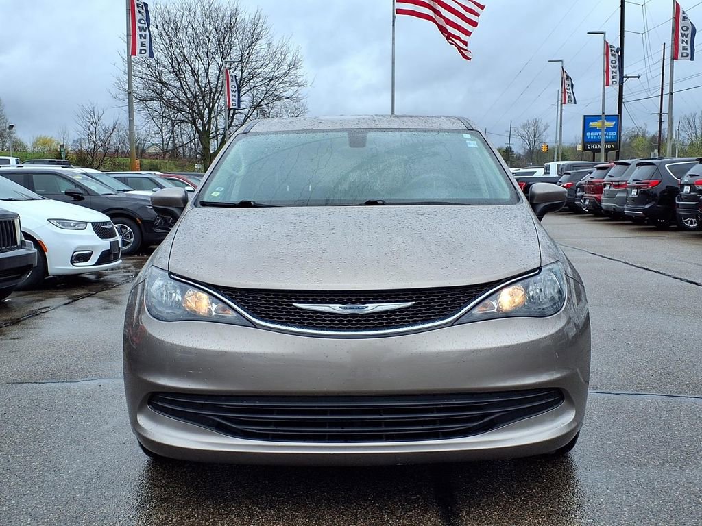 Used 2017 Chrysler Pacifica Touring image 2
