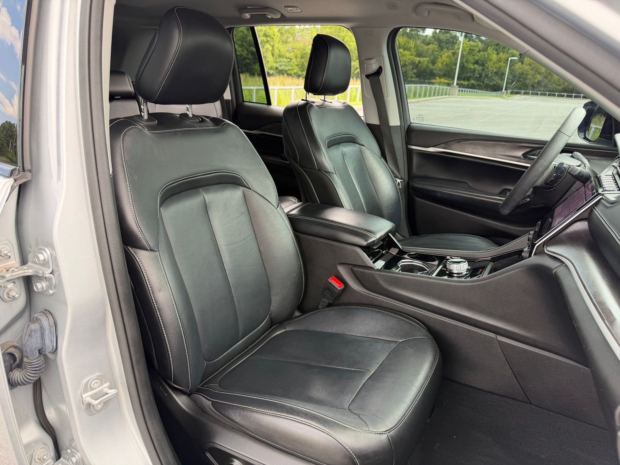 Used 2023 Jeep Grand Cherokee Limited w/ Black Appearance Package RWD image 22