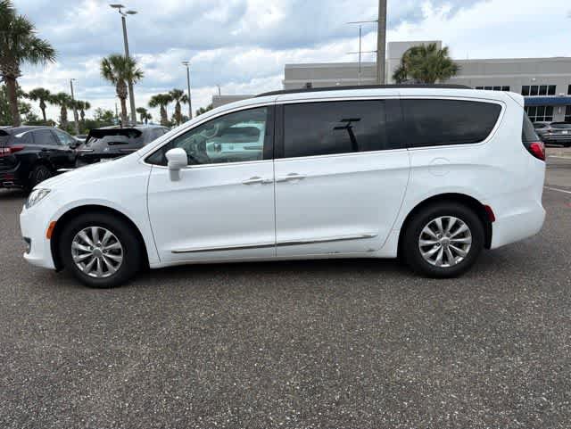 Used 2017 Chrysler Pacifica Touring-L FWD image 4