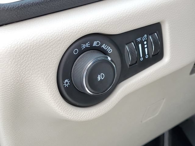 Used 2024 Chrysler Pacifica Touring-L FWD image 10