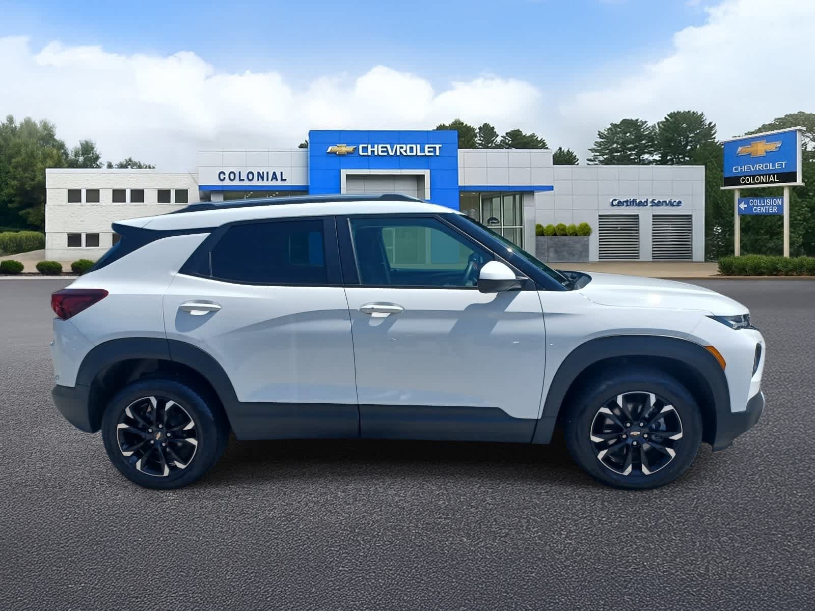 Used 2022 Chevrolet TrailBlazer LT w/ Convenience Package AWD/4WD image 3