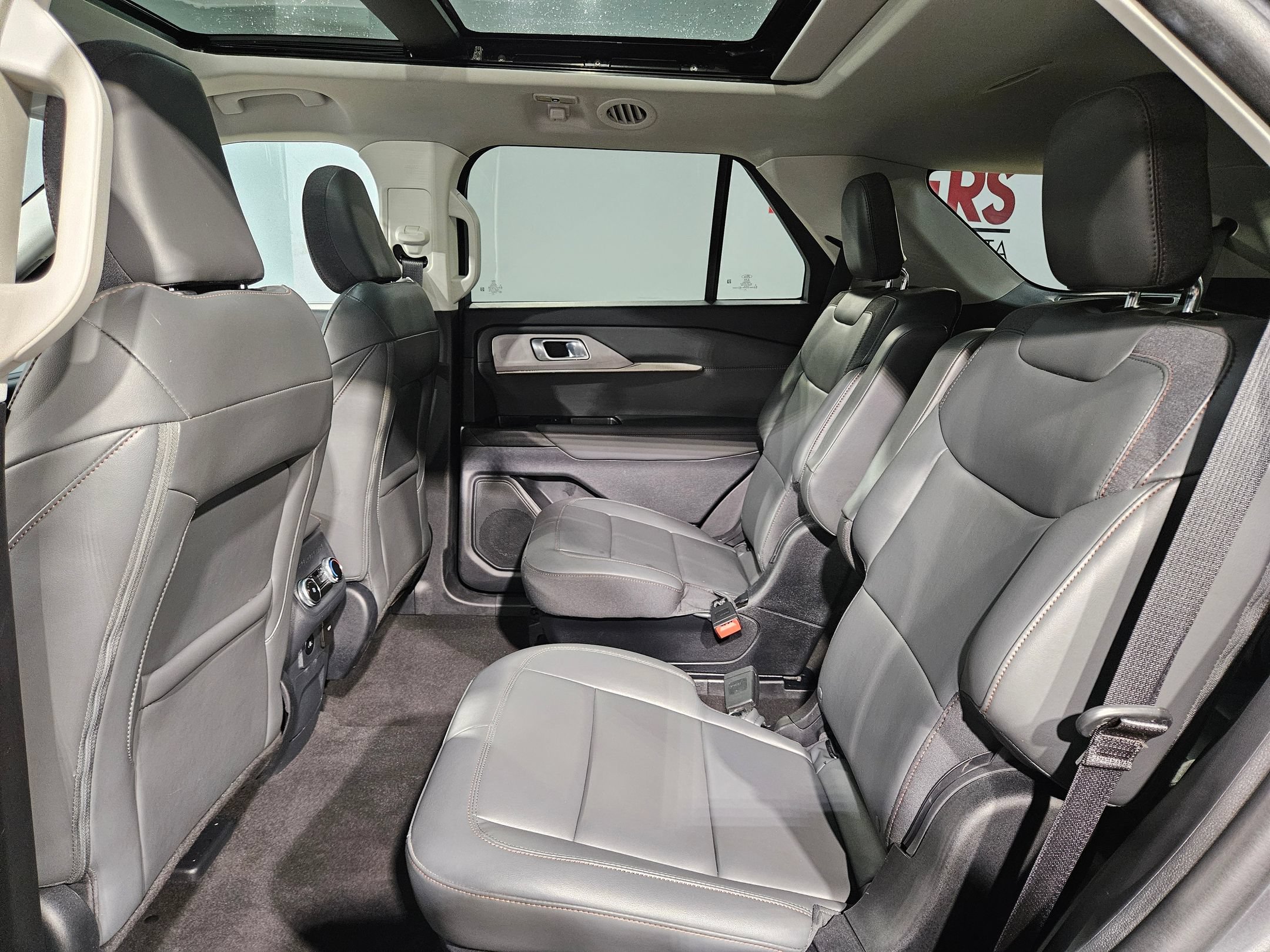 Used 2025 Ford Explorer Active w/ Active Comfort Package AWD/4WD image 37