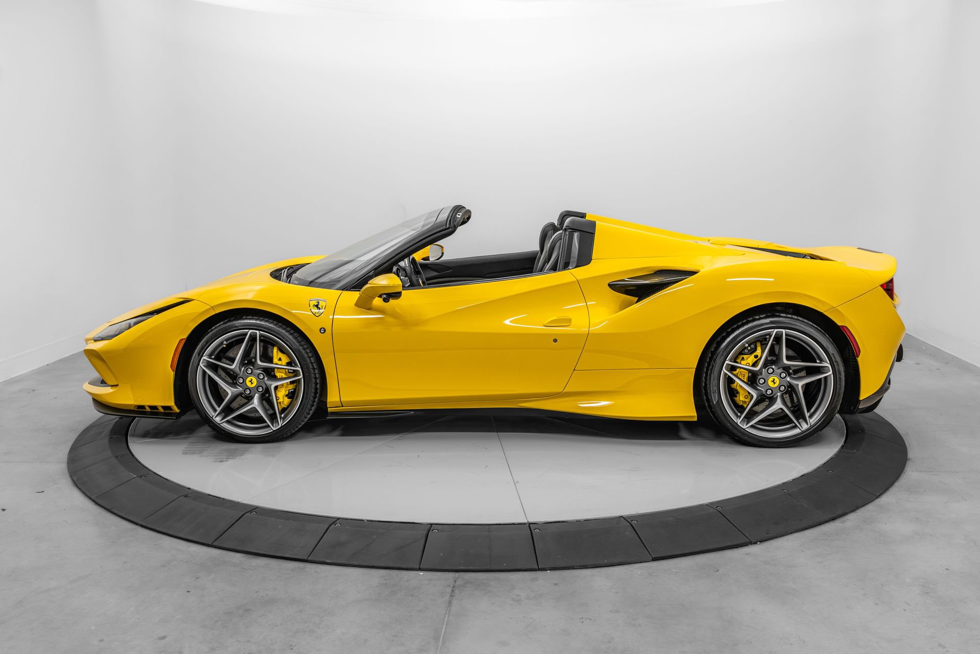 Certified 2022 Ferrari F8 Tributo RWD image 3