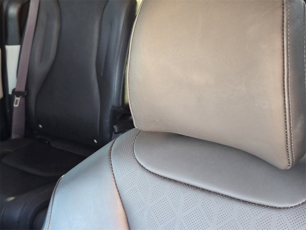 Used 2023 Kia Carnival EX image 13