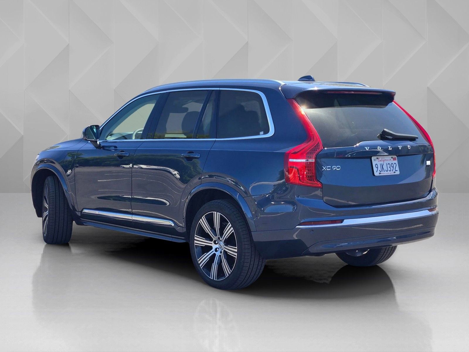 Certified 2024 Volvo XC90 T8 Plus AWD/4WD image 4