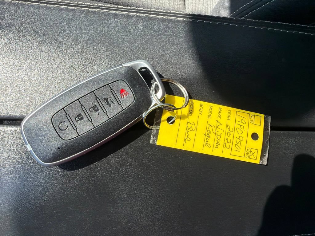 Used 2022 Nissan Rogue SV AWD/4WD image 2