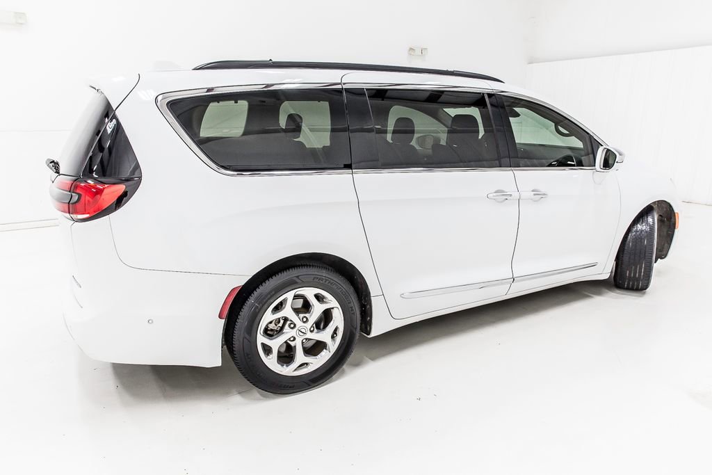 Used 2022 Chrysler Pacifica Limited w/ Uconnect Theater Family Group image 8