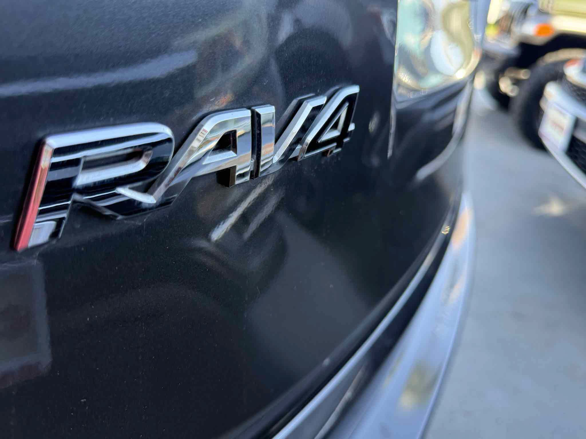 Used 2018 Toyota RAV4 LE w/ All Weather Liner Package FWD image 6