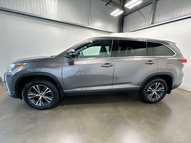 Used 2019 Toyota Highlander LE AWD/4WD image 2