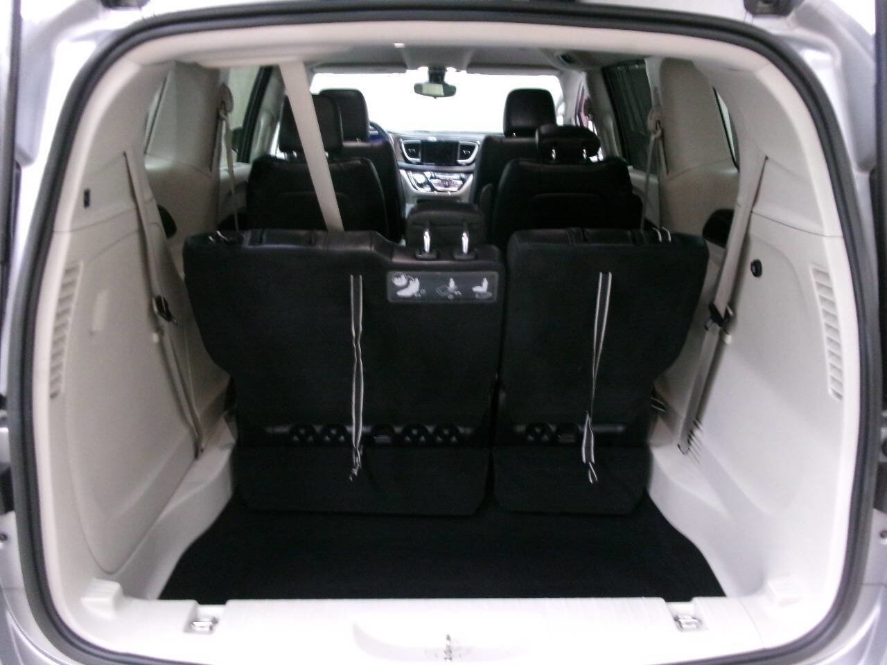 Used 2017 Chrysler Pacifica Touring-L image 25