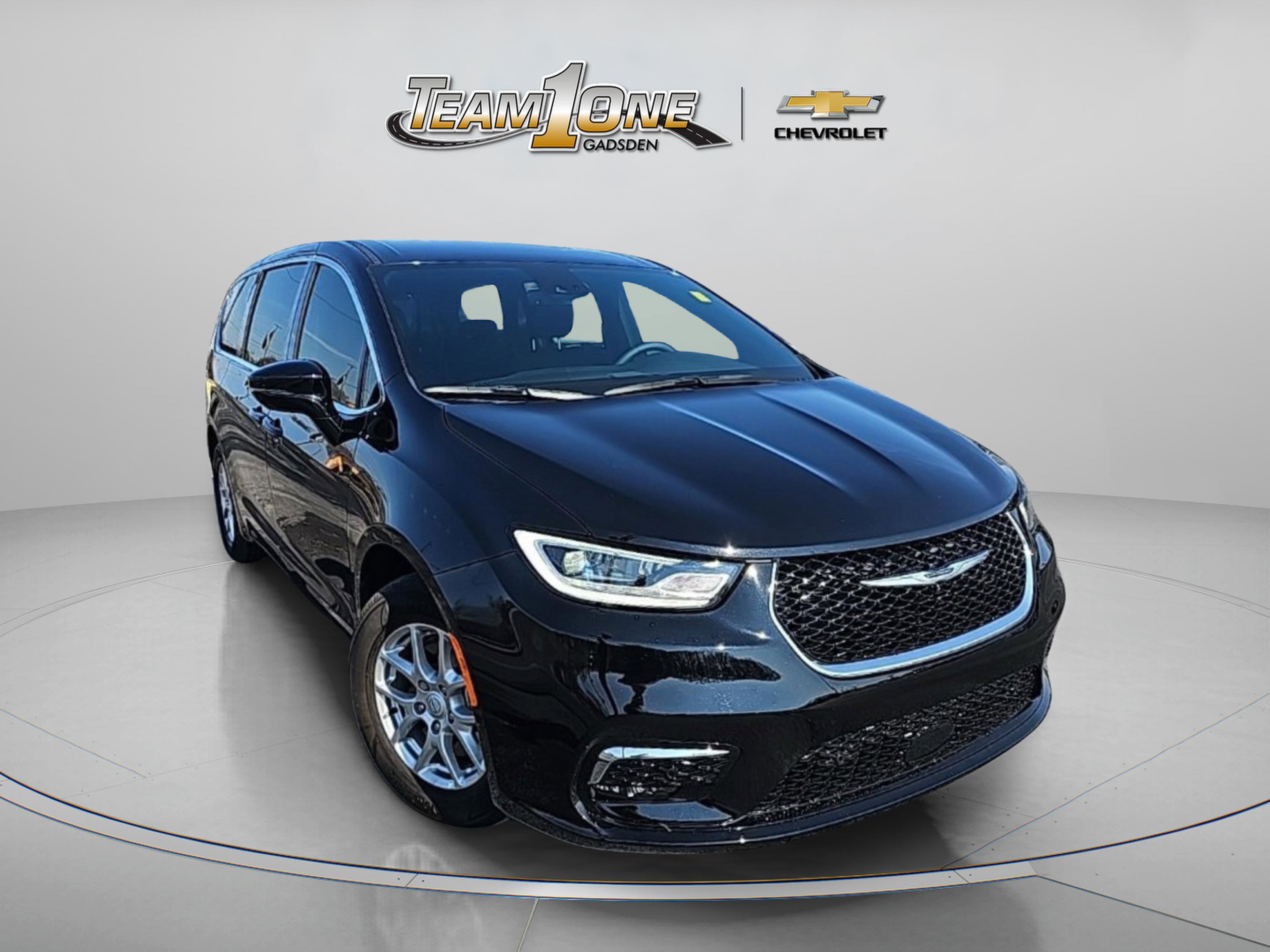 Used 2026 Chrysler Pacifica Select image 1