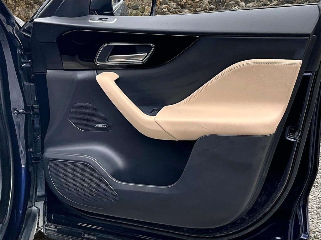 Used 2019 Jaguar F-PACE Premium image 21
