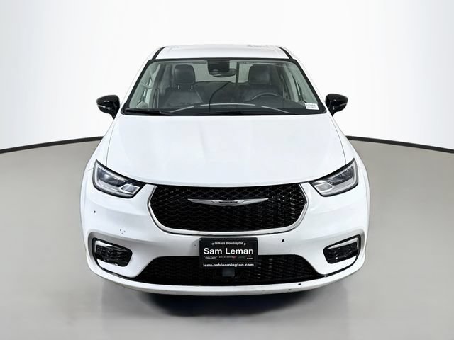 Used 2024 Chrysler Pacifica Touring-L FWD image 2