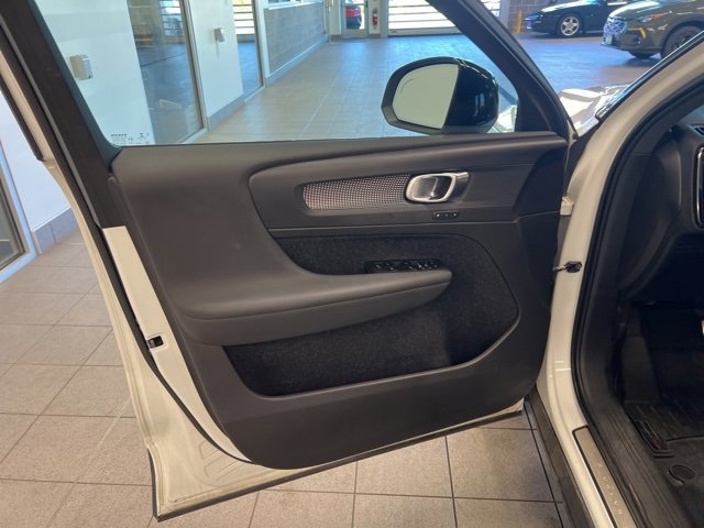 Used 2021 Volvo XC40 T5 R-Design w/ Protection Package Premier image 16