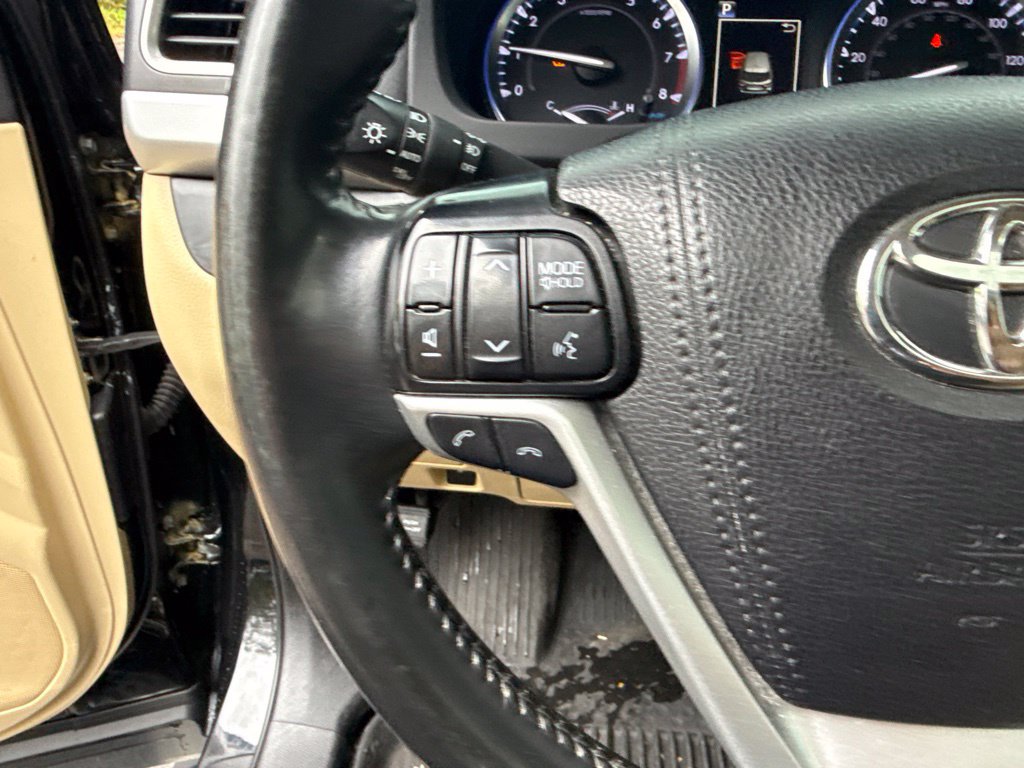 Used 2019 Toyota Highlander XLE AWD/4WD image 29