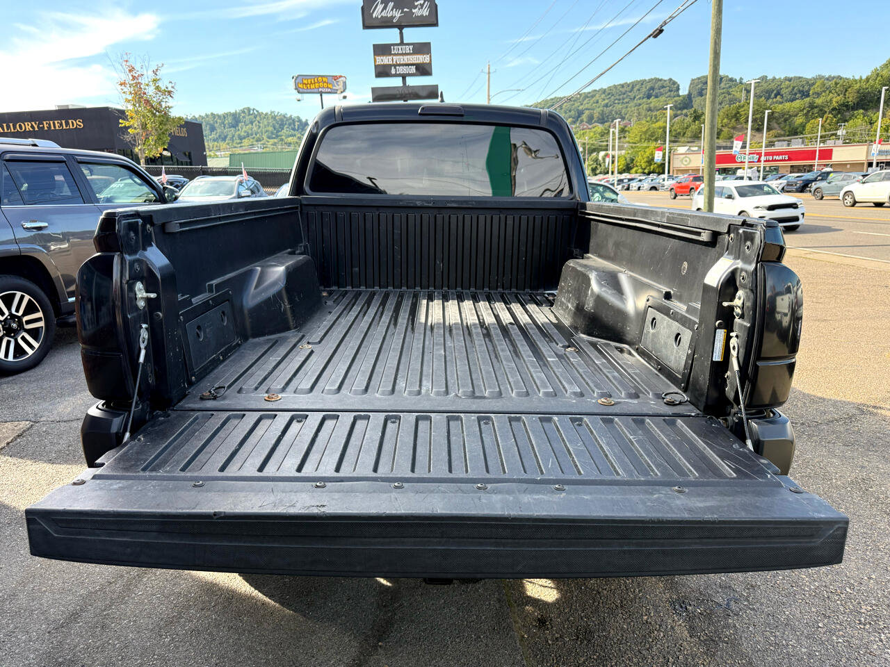 Used 2017 Toyota Tacoma SR image 21