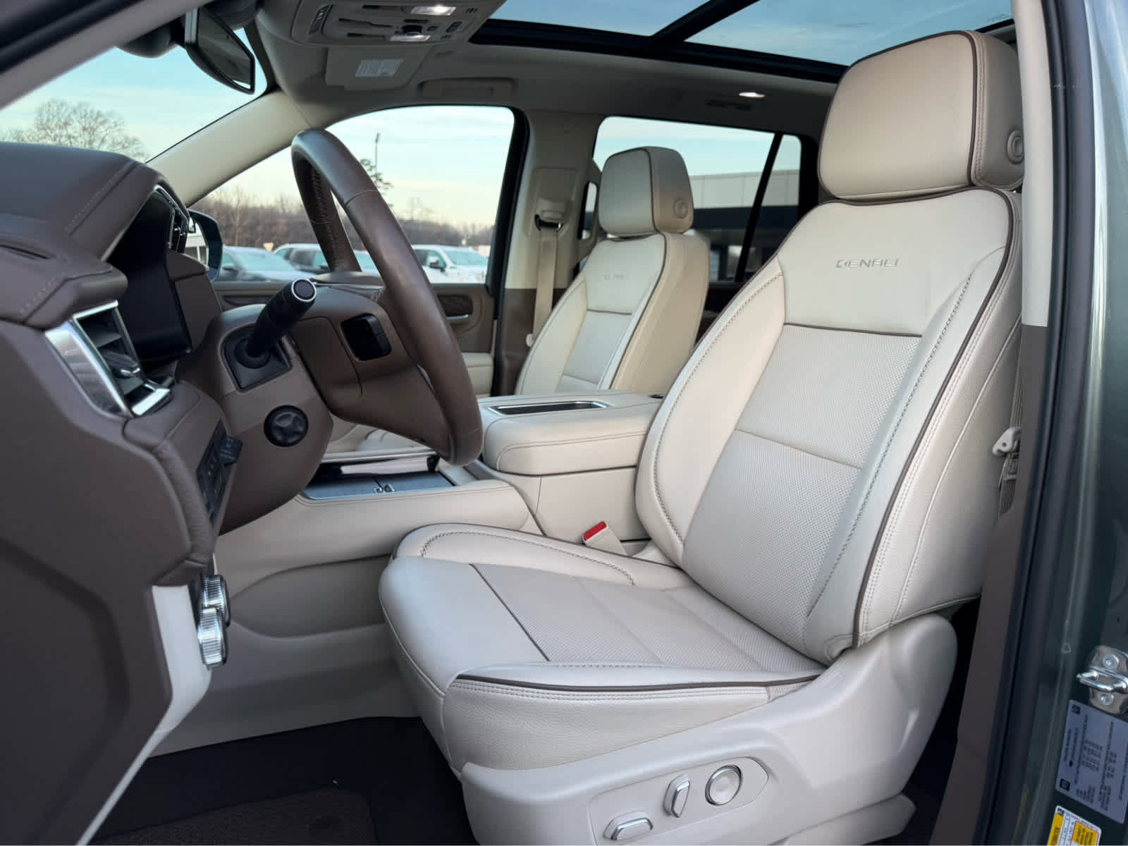Used 2024 GMC Yukon Denali image 9